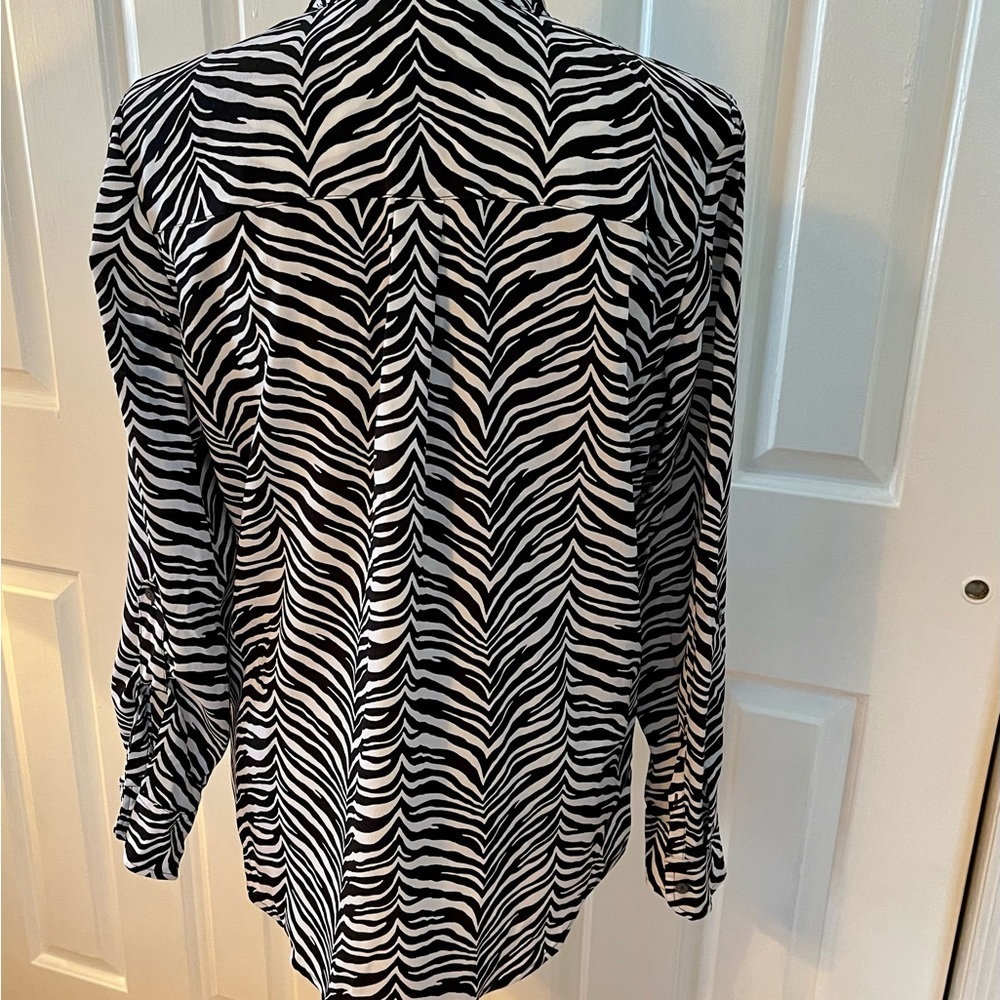 đź’•Talbots size 10 button down blouse. Black and white animal print - Picture 3 of 6